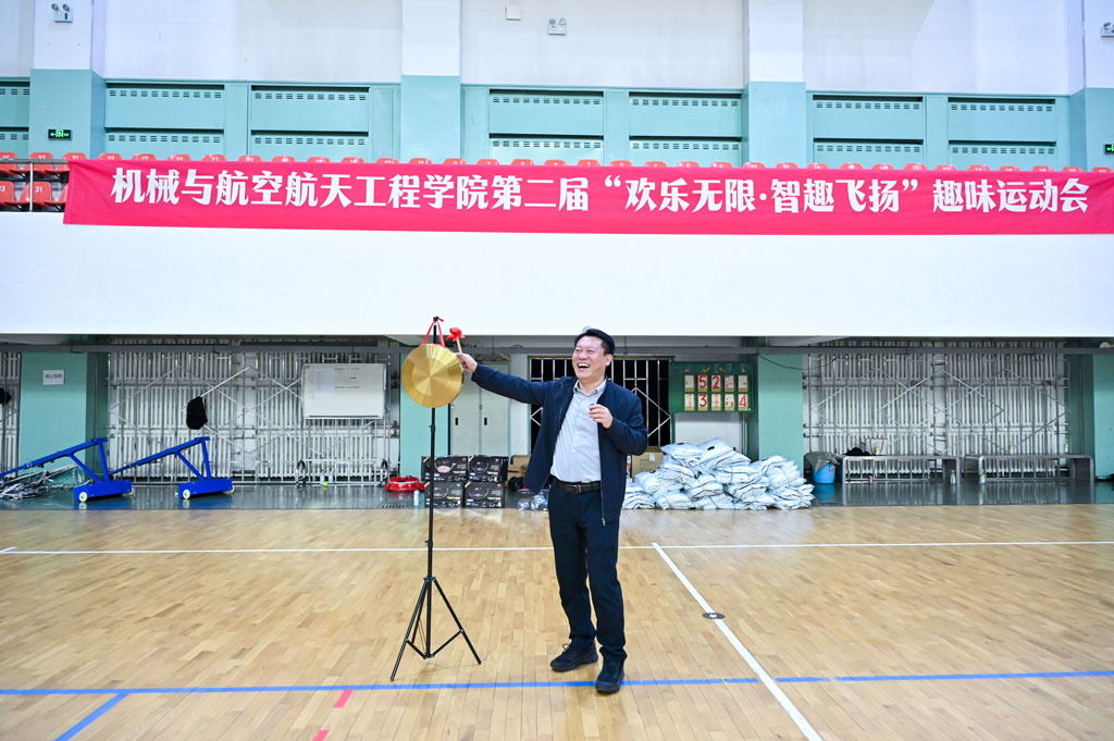 郑福胜鸣锣宣布比赛开幕